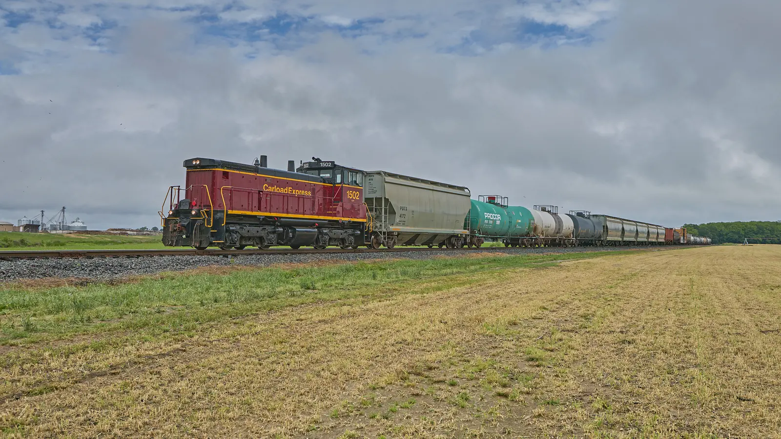 Maryland and Delaware Railroad freight train led by Carload Express locomotive 1502