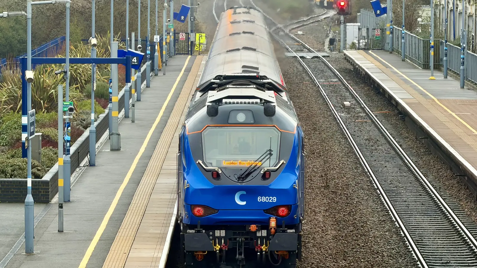 Chiltern Explorer train bound for London Marylebone between station platforms
