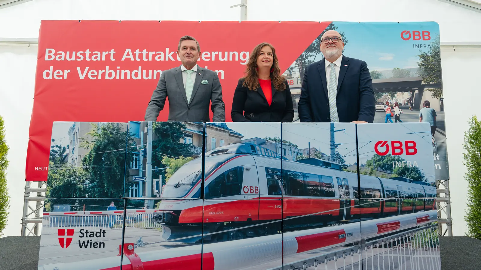 Peter Hanke, Ulli Sima and Andreas Matthä behind an ÖBB train display at the Verbindungsbahn project launch