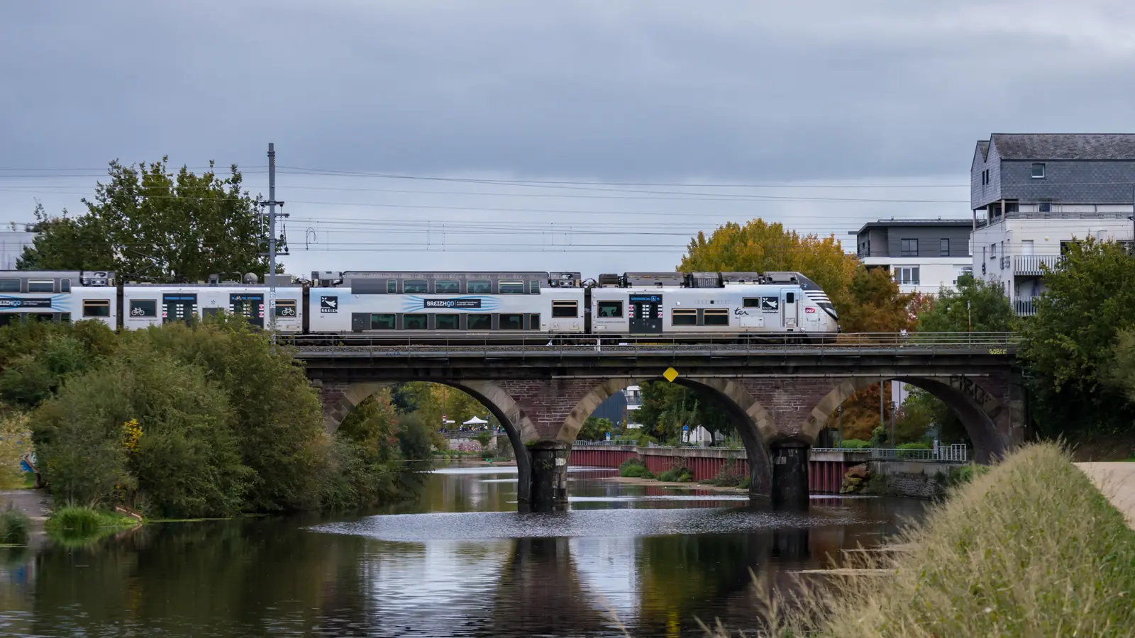 A TER BreizhGo Regio 2N crosses a bridge in Rennes