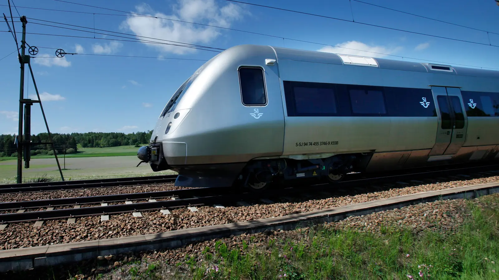 Close side view of an SJ 3000 train cab on an electrified line